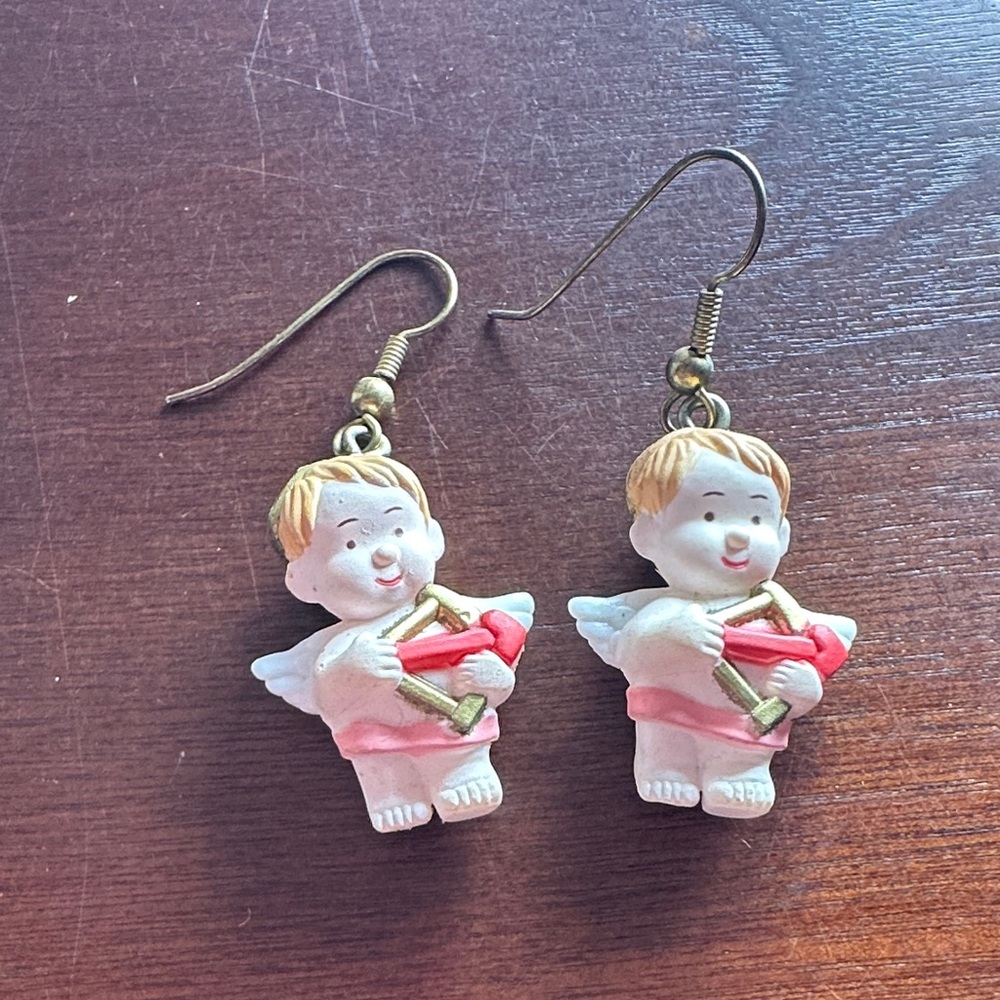 Angel/Cherub playing a harpโ plastic resin dangle earrings